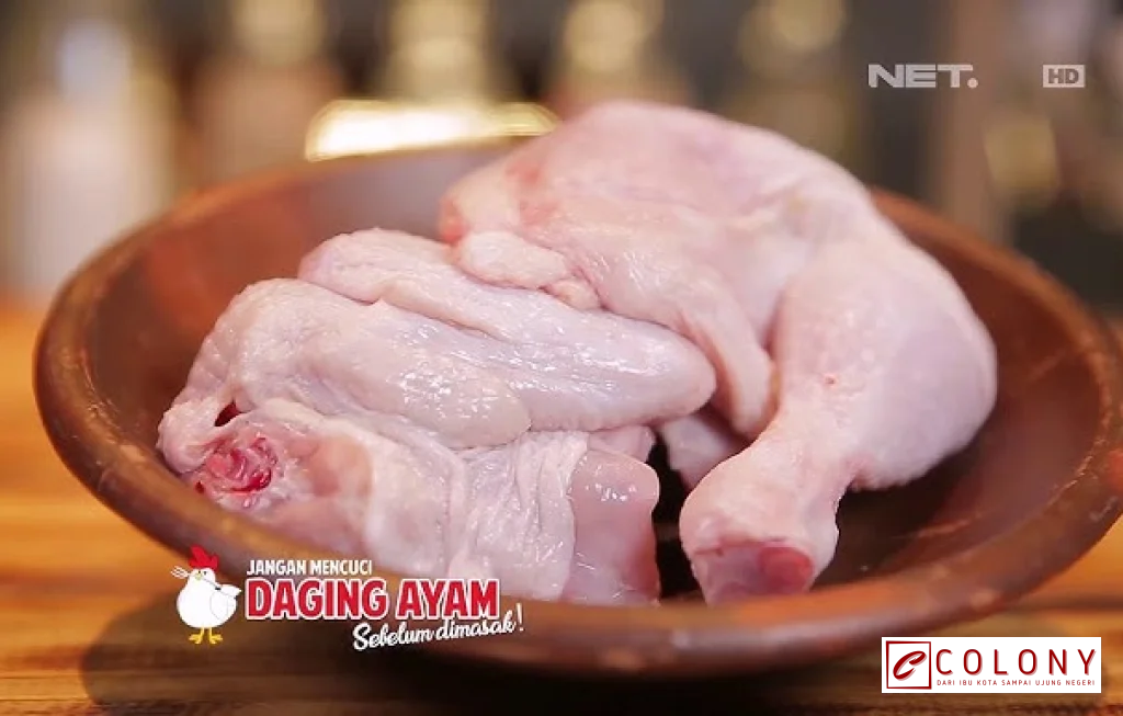 mencuci ayam sebelum dimasak