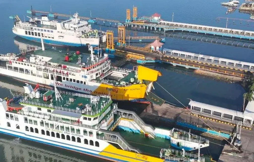 Pemudik Menyeberang ke Sumatera