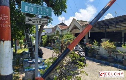 aksi lansia tutup jalan perumahan