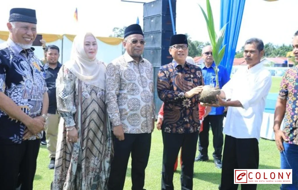 Mendes Serahkan Bibit Kelapa Pinang