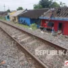 rumah di bantaran rel