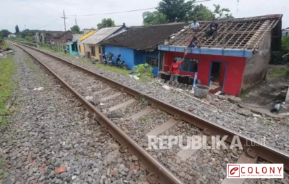 rumah di bantaran rel