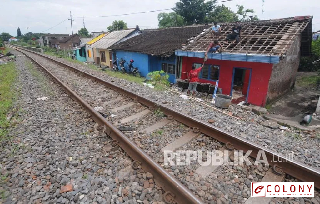 rumah di bantaran rel