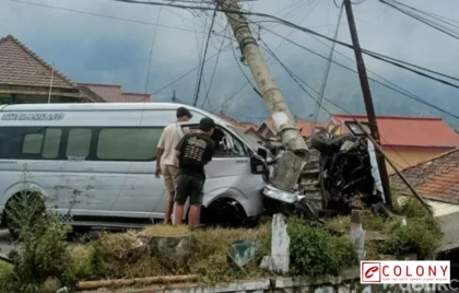 Hiace Turis Singapura Tabrak 4 Mobil