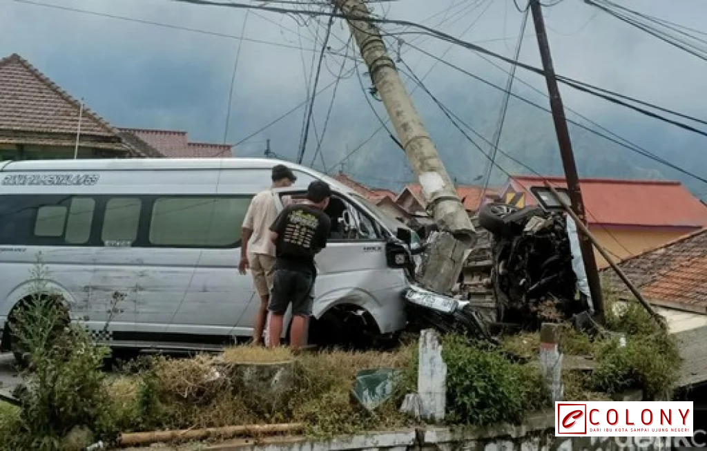 Hiace Turis Singapura Tabrak 4 Mobil
